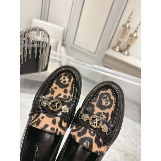 2025SS LOUIS VUITTON ルイヴィトン 定番人気 レディース用 カジュアルシューズ 2025SS LOUIS VUITTON ルイヴィトン 定番人気 レディース用 カジュアルシューズ