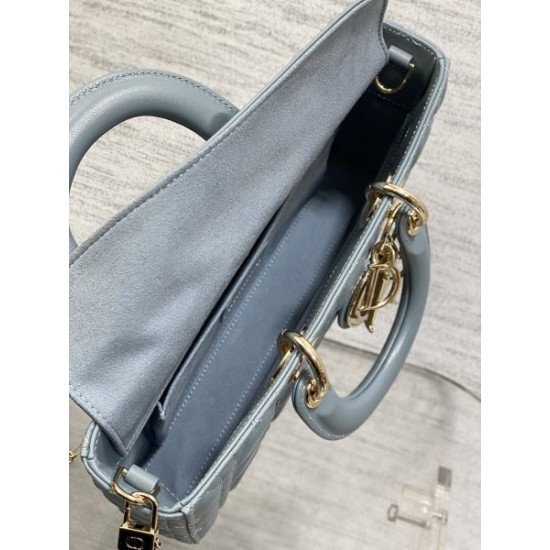 2025SS トートバッグ DIOR ディオール ストリートに溢れるウェア 2025SS トートバッグ DIOR ディオール ストリートに溢れるウェア