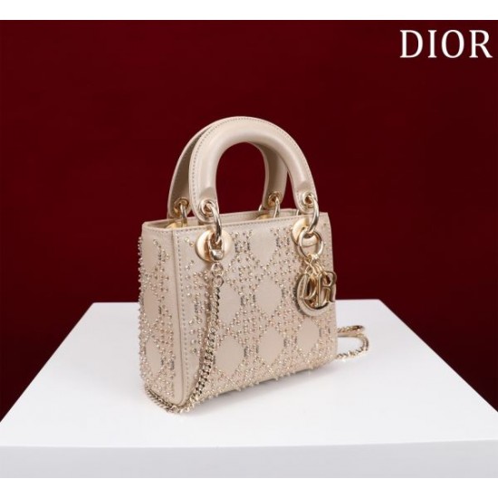 2025SS トートバッグ DIOR ディオール 大人っぽいスタイルが完成 2025SS トートバッグ DIOR ディオール 大人っぽいスタイルが完成
