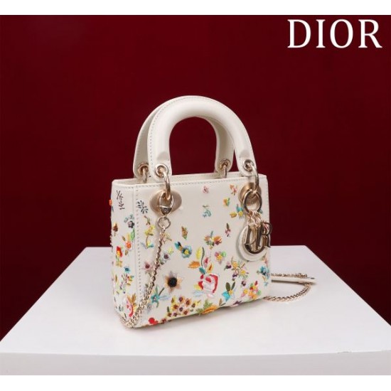 2025SS トートバッグ DIOR ディオール 海外セレブが注目アイテム 2025SS トートバッグ DIOR ディオール 海外セレブが注目アイテム
