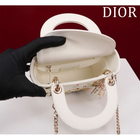 2025SS トートバッグ DIOR ディオール 海外セレブが注目アイテム 2025SS トートバッグ DIOR ディオール 海外セレブが注目アイテム