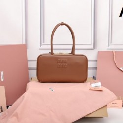 2025SS トートバッグ MIU MIU ミュウミュウ 完売必須☆お早めに