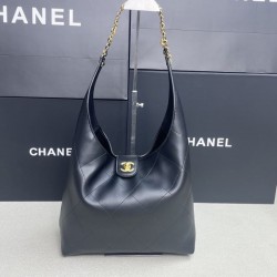 2025SS ショルダーバッグ CHANEL シャネル 定番のストリートスタイル