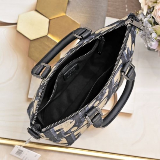 2025SS トートバッグ DIOR ディオール 今季はトップスにおすすめ 2025SS トートバッグ DIOR ディオール 今季はトップスにおすすめ