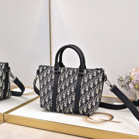 2025SS トートバッグ DIOR ディオール 上品なカジュアルコーデに 2025SS トートバッグ DIOR ディオール 上品なカジュアルコーデに
