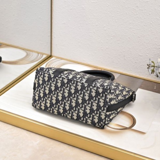 2025SS トートバッグ DIOR ディオール 上品なカジュアルコーデに 2025SS トートバッグ DIOR ディオール 上品なカジュアルコーデに