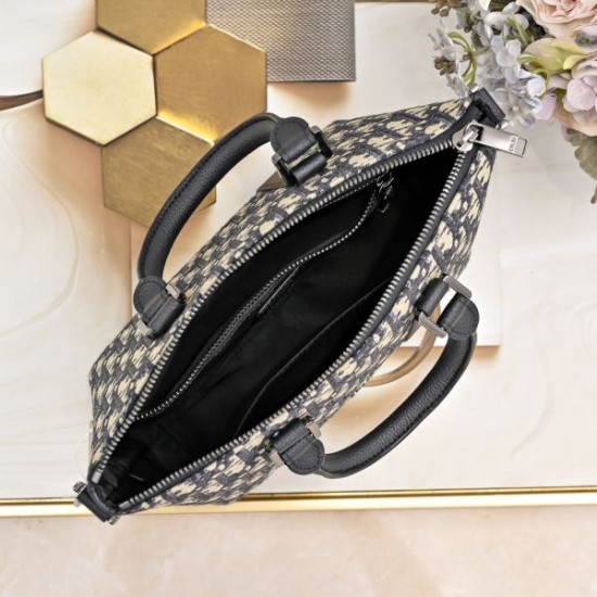 2025SS トートバッグ DIOR ディオール 上品なカジュアルコーデに 2025SS トートバッグ DIOR ディオール 上品なカジュアルコーデに