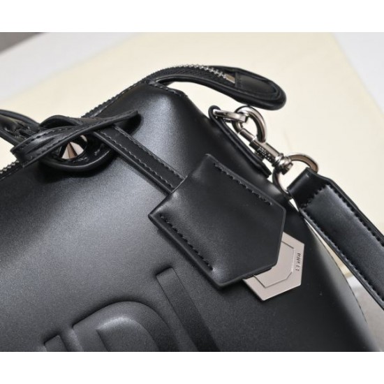 2025SS トートバッグ FENDI フェンデイ きれいめな印象で着こなし