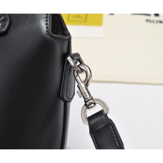 2025SS トートバッグ FENDI フェンデイ きれいめな印象で着こなし