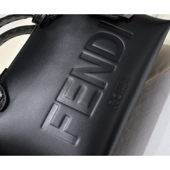2025SS トートバッグ FENDI フェンデイ きれいめな印象で着こなし