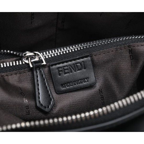 2025SS トートバッグ FENDI フェンデイ きれいめな印象で着こなし