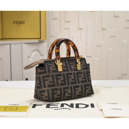 2025SS トートバッグ FENDI フェンデイ トレンドのコーディネート 2025SS トートバッグ FENDI フェンデイ トレンドのコーディネート