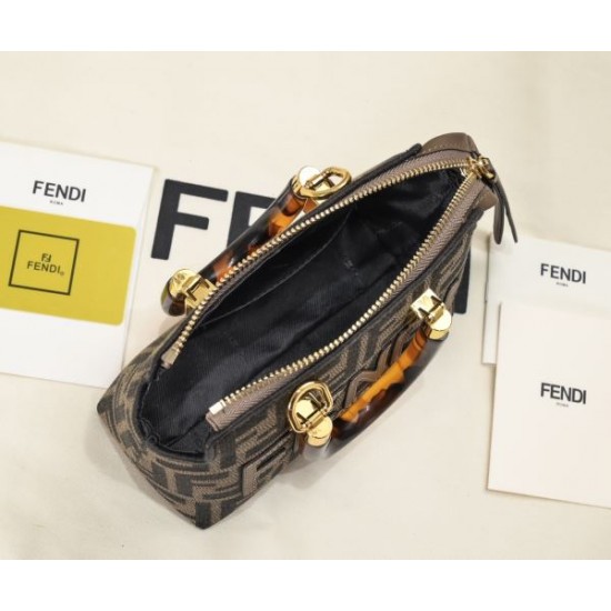 2025SS トートバッグ FENDI フェンデイ トレンドのコーディネート 2025SS トートバッグ FENDI フェンデイ トレンドのコーディネート