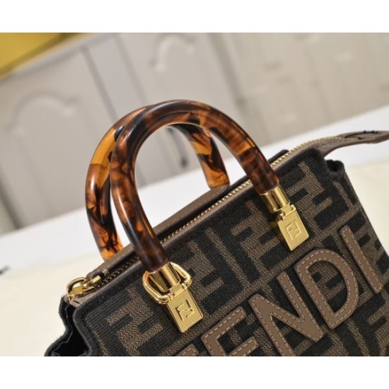 2025SS トートバッグ FENDI フェンデイ トレンドのコーディネート 2025SS トートバッグ FENDI フェンデイ トレンドのコーディネート