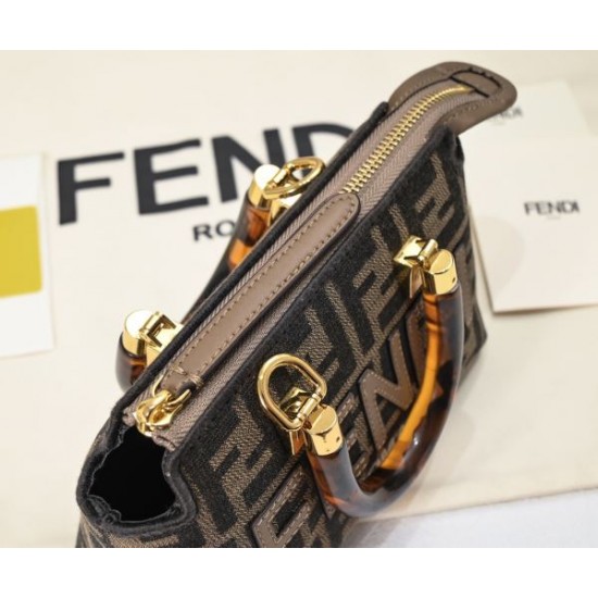 2025SS トートバッグ FENDI フェンデイ トレンドのコーディネート 2025SS トートバッグ FENDI フェンデイ トレンドのコーディネート