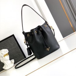 2025SS トートバッグ PRADA プラダ 最新のトレンドを感じされる