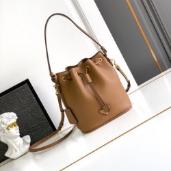 2025SS トートバッグ PRADA プラダ 最新のトレンドを感じされる