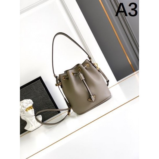 2025SS トートバッグ PRADA プラダ 最新のトレンドを感じされる