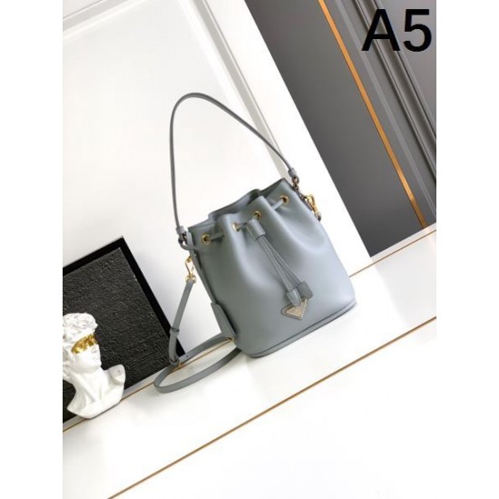 2025SS トートバッグ PRADA プラダ 最新のトレンドを感じされる