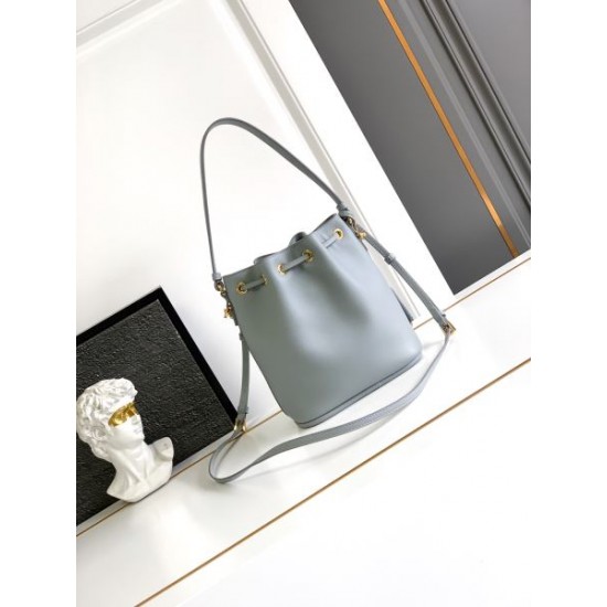 2025SS トートバッグ PRADA プラダ 最新のトレンドを感じされる