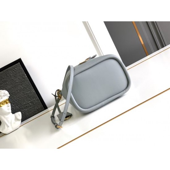 2025SS トートバッグ PRADA プラダ 最新のトレンドを感じされる