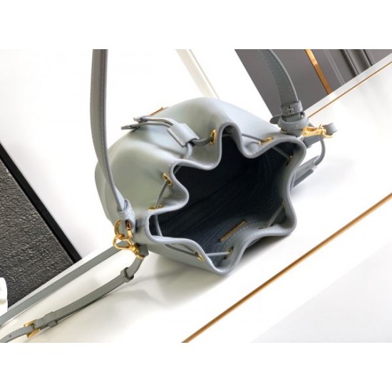 2025SS トートバッグ PRADA プラダ 最新のトレンドを感じされる