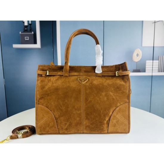 2025SS トートバッグ PRADA プラダ 今年の春夏コーデに活躍する 2025SS トートバッグ PRADA プラダ 今年の春夏コーデに活躍する