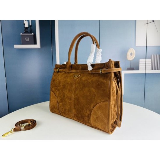 2025SS トートバッグ PRADA プラダ 今年の春夏コーデに活躍する 2025SS トートバッグ PRADA プラダ 今年の春夏コーデに活躍する