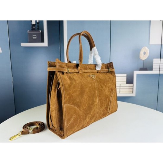 2025SS トートバッグ PRADA プラダ 今年の春夏コーデに活躍する 2025SS トートバッグ PRADA プラダ 今年の春夏コーデに活躍する