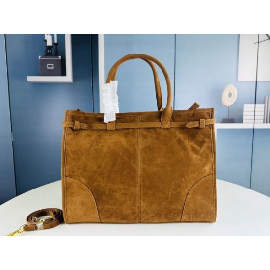 2025SS トートバッグ PRADA プラダ 今年の春夏コーデに活躍する 2025SS トートバッグ PRADA プラダ 今年の春夏コーデに活躍する