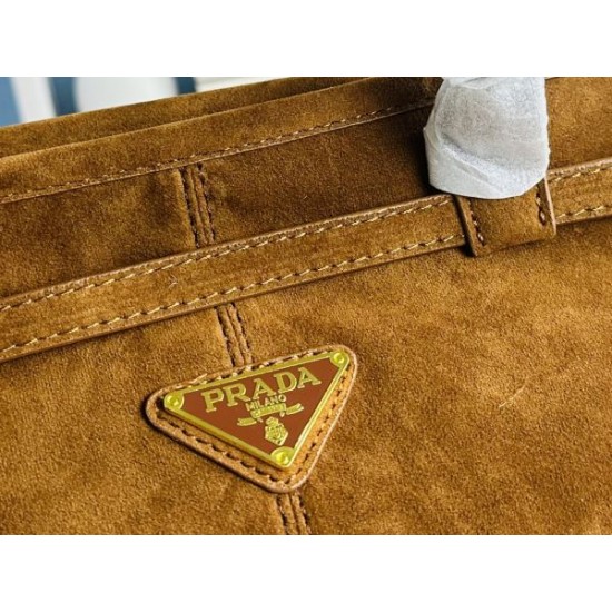 2025SS トートバッグ PRADA プラダ 今年の春夏コーデに活躍する 2025SS トートバッグ PRADA プラダ 今年の春夏コーデに活躍する