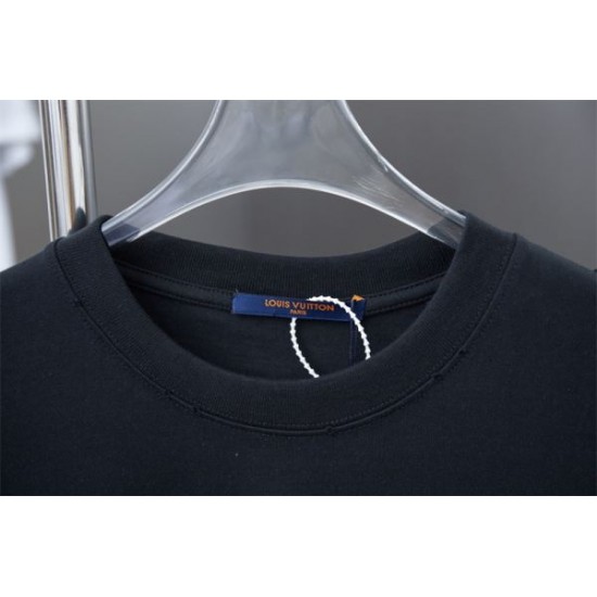 2025SS 半袖Tシャツ LOUIS VUITTON ルイヴィトン 大人カジュアルな 2025SS 半袖Tシャツ LOUIS VUITTON ルイヴィトン 大人カジュアルな