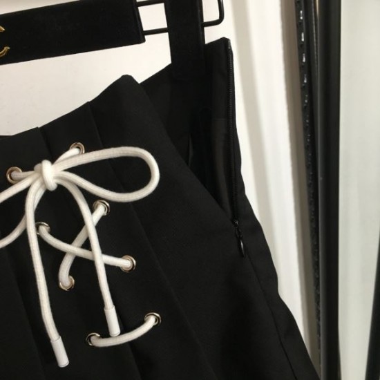PRADA プラダ 2025SS 海外でも若者たちに大人気な プリーツスカート