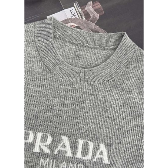 プラダ (PRADA) 2025SS新作 トライアングルロゴ 半袖トップス カジュアルコーデ