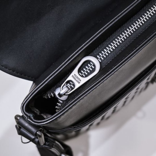 2025SS ショルダーバッグ BOTTEGA VENETA ボッテガヴェネタ プレゼントに選ばれる定番