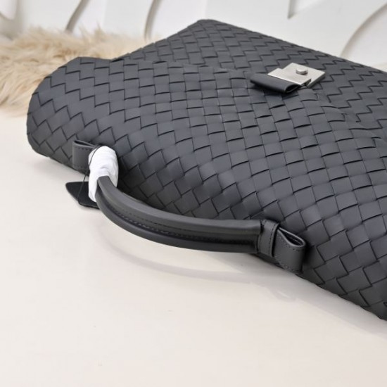 2025SS 新作ブリーフケース BOTTEGA VENETA ボッテガヴェネタ 先行発売の注目モデル