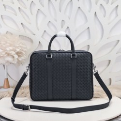 2025SS 海外限定ブリーフケース BOTTEGA VENETA ボッテガヴェネタ 入手困難の希少モデル