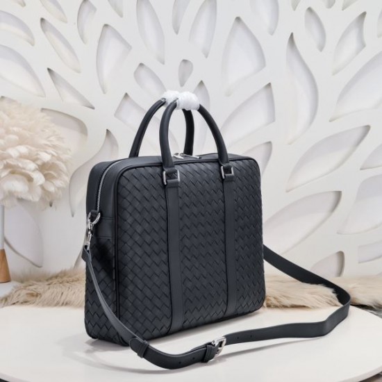 2025SS 海外限定ブリーフケース BOTTEGA VENETA ボッテガヴェネタ 入手困難の希少モデル