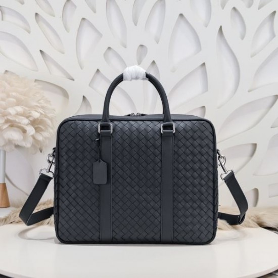 2025SS 海外限定ブリーフケース BOTTEGA VENETA ボッテガヴェネタ 入手困難の希少モデル