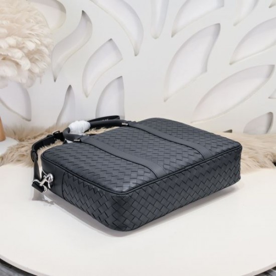 2025SS 海外限定ブリーフケース BOTTEGA VENETA ボッテガヴェネタ 入手困難の希少モデル