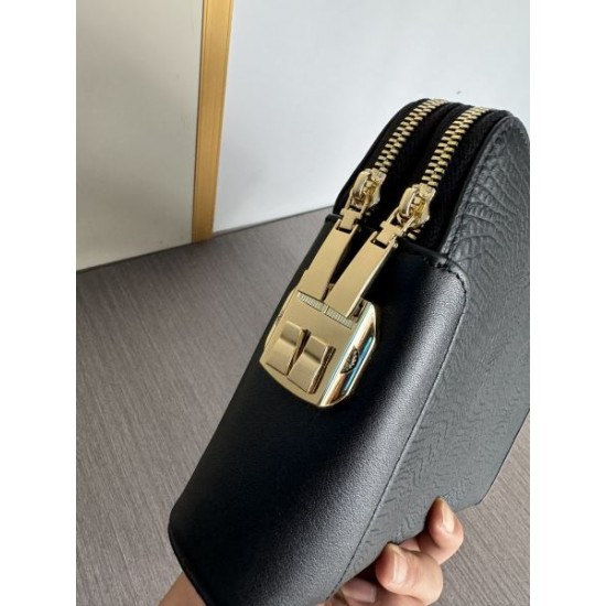 PRADA プラダ クラッチバッグ 2025SS 希少！取り扱い店舗限定アイテム