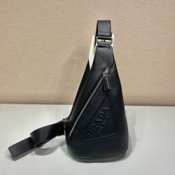 PRADA プラダ チェストバッグ 2025SS 都会的な印象を与えるスタイリッシュなアイテ