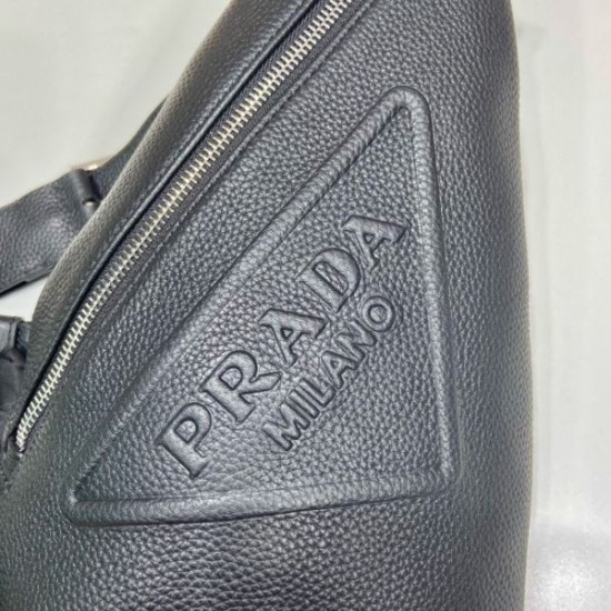 PRADA プラダ チェストバッグ 2025SS 都会的な印象を与えるスタイリッシュなアイテ