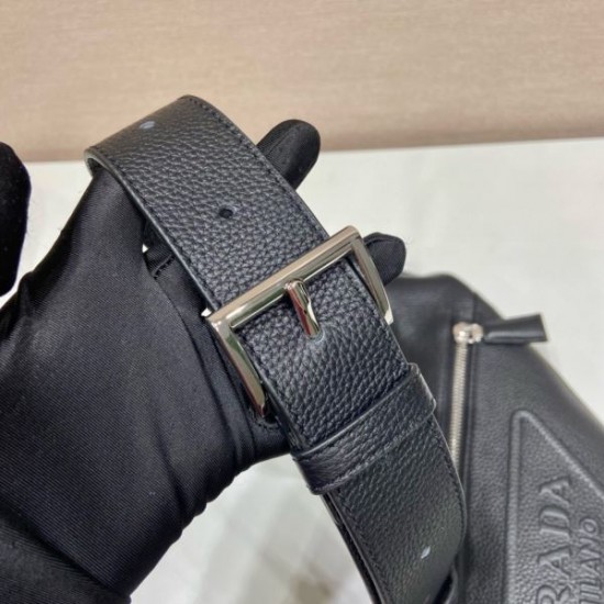 PRADA プラダ チェストバッグ 2025SS 都会的な印象を与えるスタイリッシュなアイテ