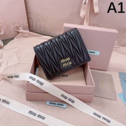 2025SS 二つ折り財布 MIU MIU ミュウミュウ 国内希少！大人気アイテム