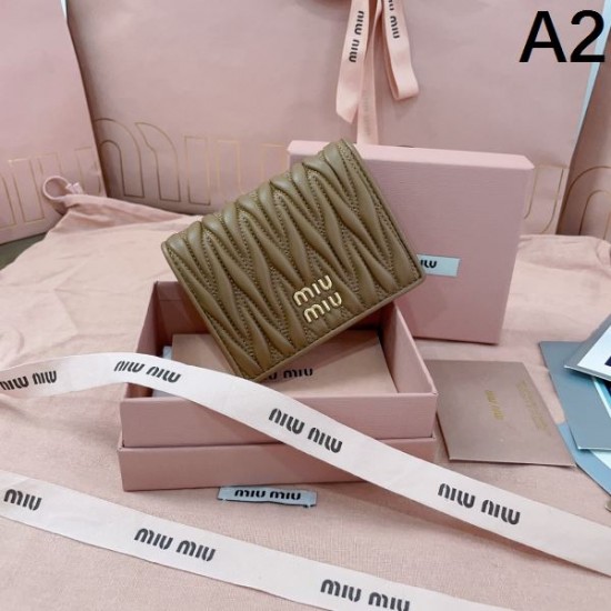 2025SS 二つ折り財布 MIU MIU ミュウミュウ 国内希少！大人気アイテム