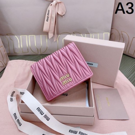 2025SS 二つ折り財布 MIU MIU ミュウミュウ 国内希少！大人気アイテム