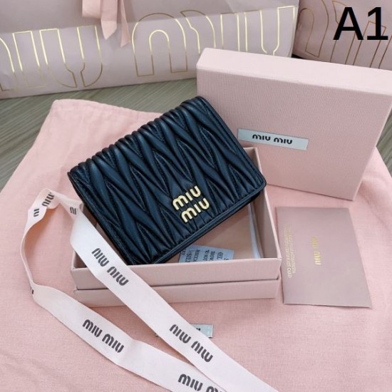 2025SS 二つ折り財布 MIU MIU ミュウミュウ 入手困難！超おしゃれ必見