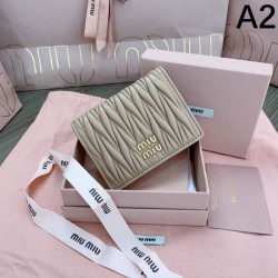 2025SS 二つ折り財布 MIU MIU ミュウミュウ 入手困難！超おしゃれ必見