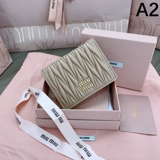 2025SS 二つ折り財布 MIU MIU ミュウミュウ 入手困難！超おしゃれ必見
